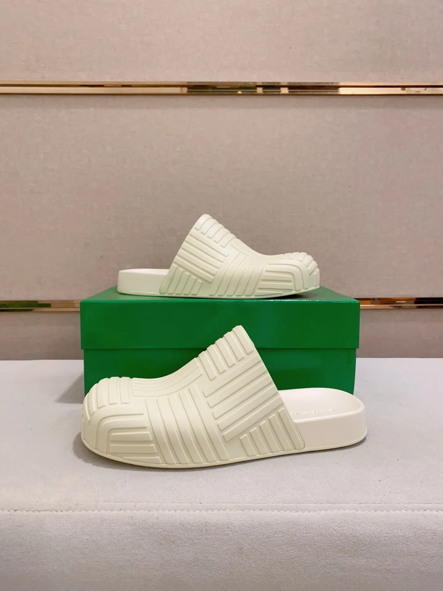 Men's shoes💰: 340💰Couple style👫【BV~Bottega Veneta】Trendy new slippers are on the market, the same style as the official website. Counter quality [strong][strong][strong] Selected rubber fabrics, high-end atmosphere, super cost-effective model. Original wear-resistant rubber outsole. Fine workmanship. The upper layer of materials is used. The quality is visible. Shoe size: Female 36-40. Male 38-46